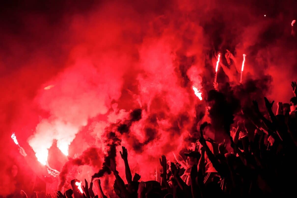 Ultras Hooligans zünden Pyros