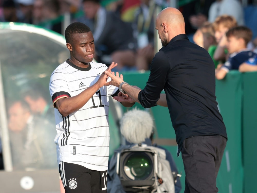 Stürmer Youssoufa Moukoko und Trainer Antonio Di Salvo (© FIRO/FIRO/SID/)