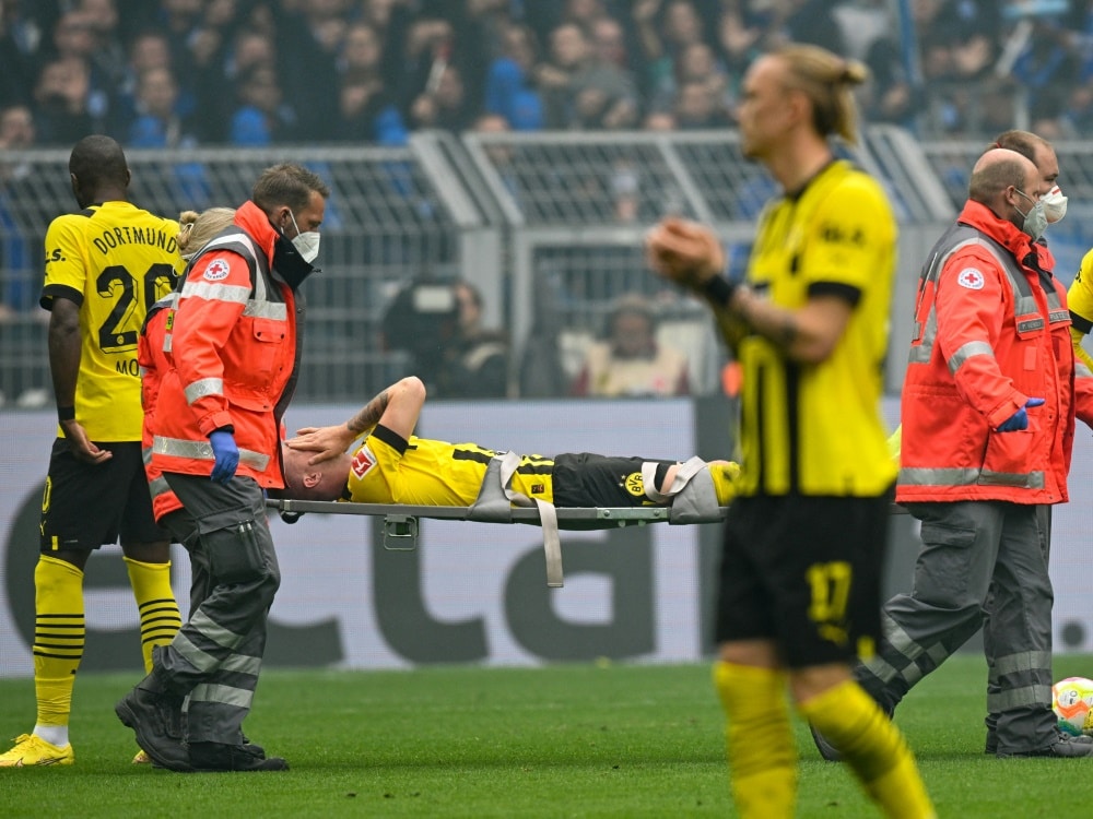 Marco Reus musste verletzt vom Platz getragen werden (© AFP/SID/SASCHA SCHUERMANN)