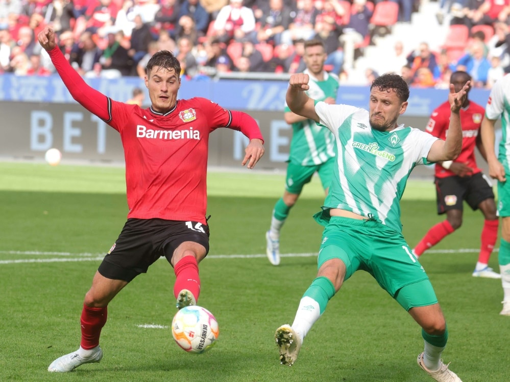 Bremens Veljkovic (r.) ärgert die Leverkusener (© FIRO/FIRO/SID/)