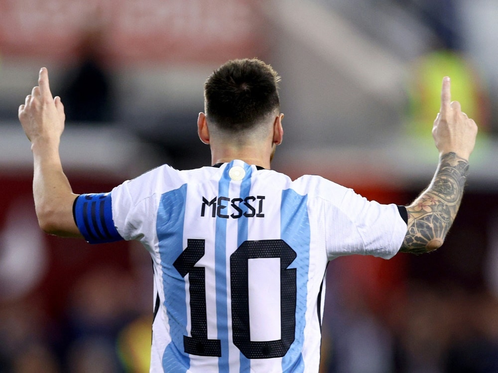 Messi celebra su victoria número 100 con Argentina