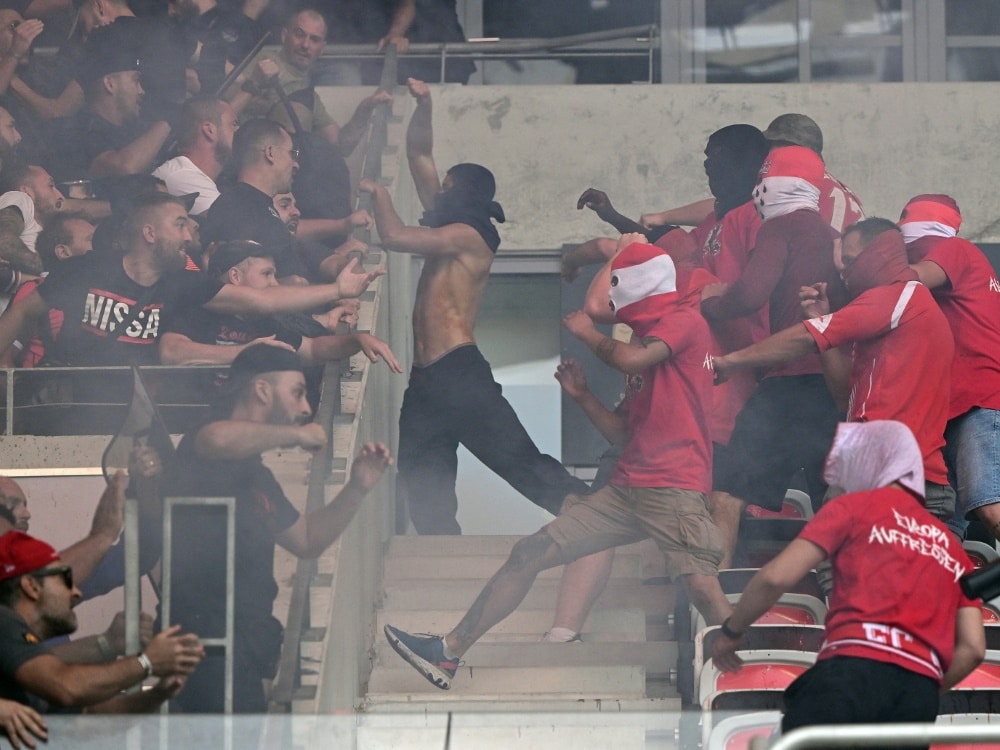 Beim Spiel Nizza gegen Köln kam es zu Ausschreitungen (© AFP/SID/NICOLAS TUCAT)
