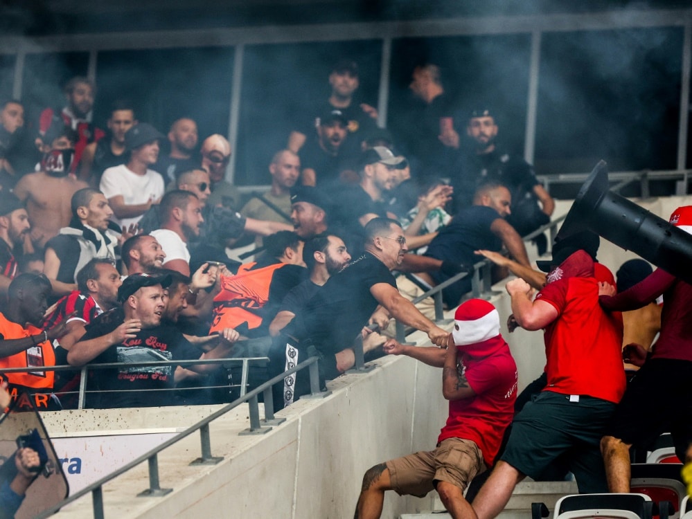 Heftige Ausschreitungen vor dem Spiel in Nizza (© FIRO/FIRO/SID/)