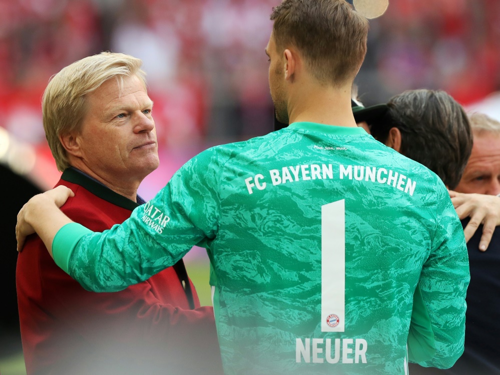 Oliver Kahn (l.) und Manuel Neuer im Gespräch (© FIRO/FIRO/SID/)