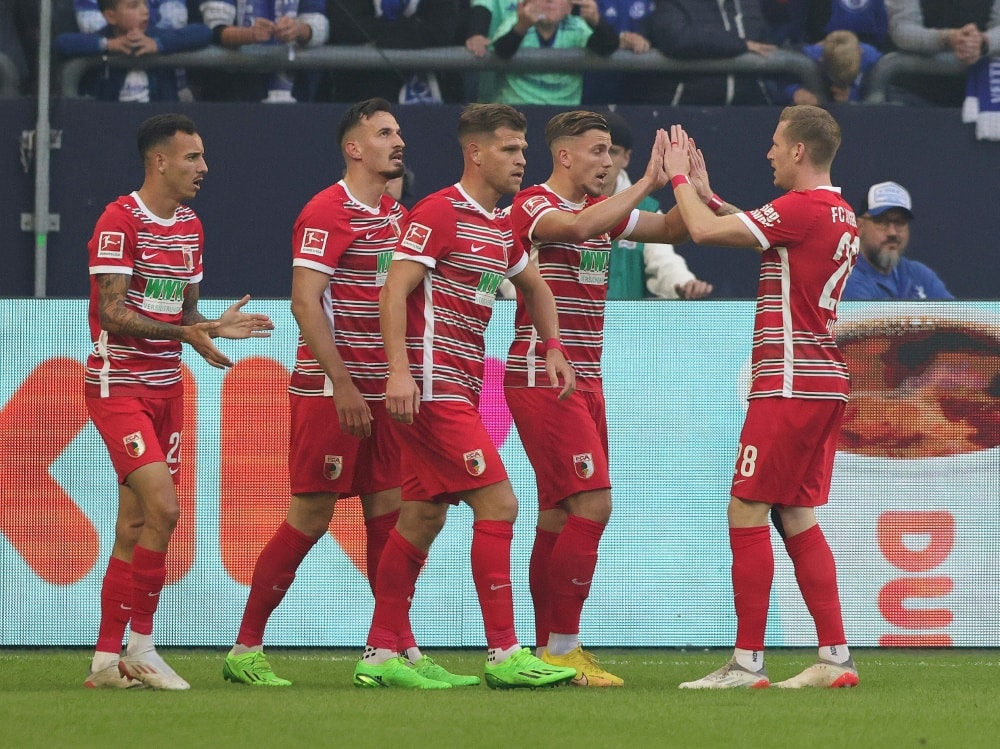 Die Augsburger gewinnen auf Schalke (© FIRO/FIRO/SID/)