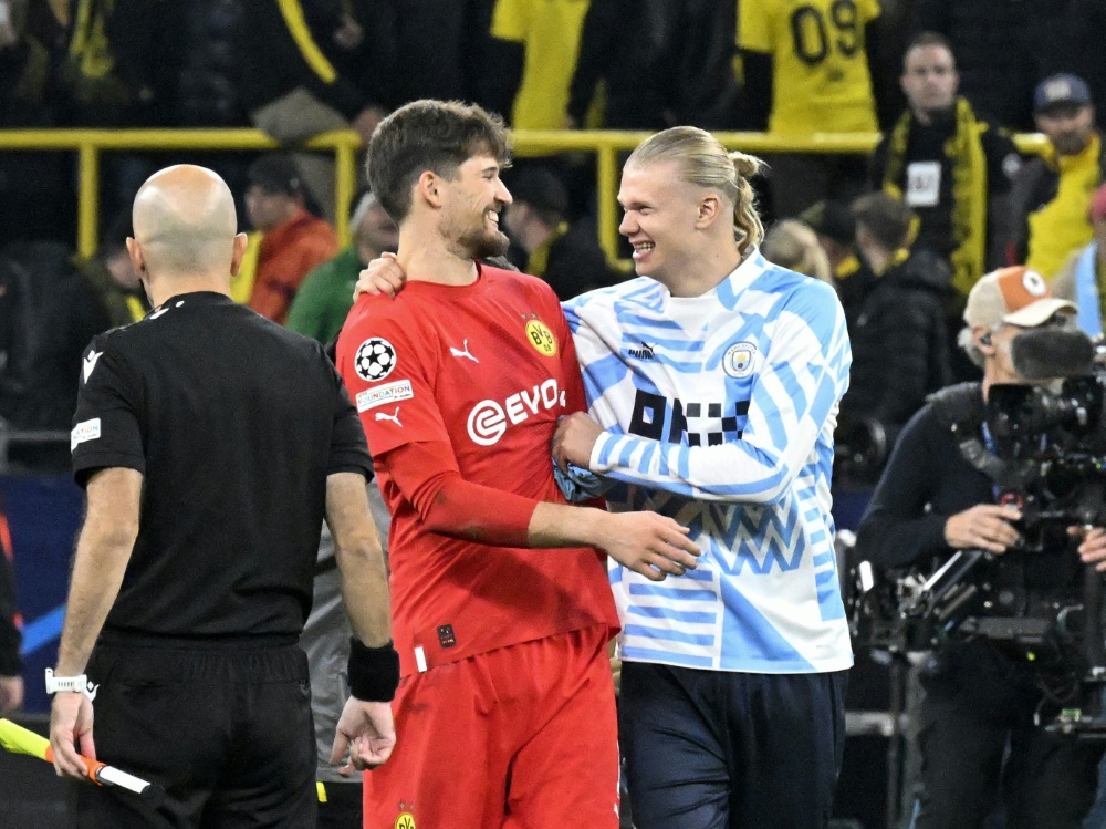 Kobel hielt das Unentschieden gegen City fest (© AFP/SID/ROBERTO PFEIL)