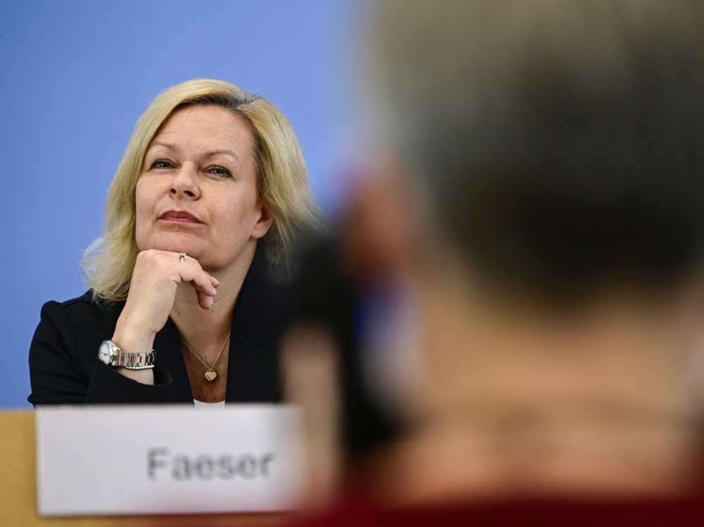 Nancy Faeser kritisiert WM-Gastgeberland Katar (© AFP/SID/JOHN MACDOUGALL)