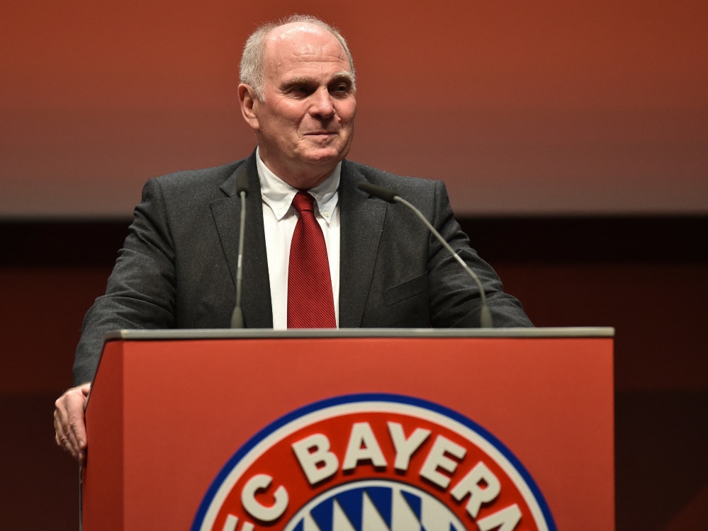 Uli Hoeneß würde mit Qatar Airways verlängern. (© AFP/SID/CHRISTOF STACHE)