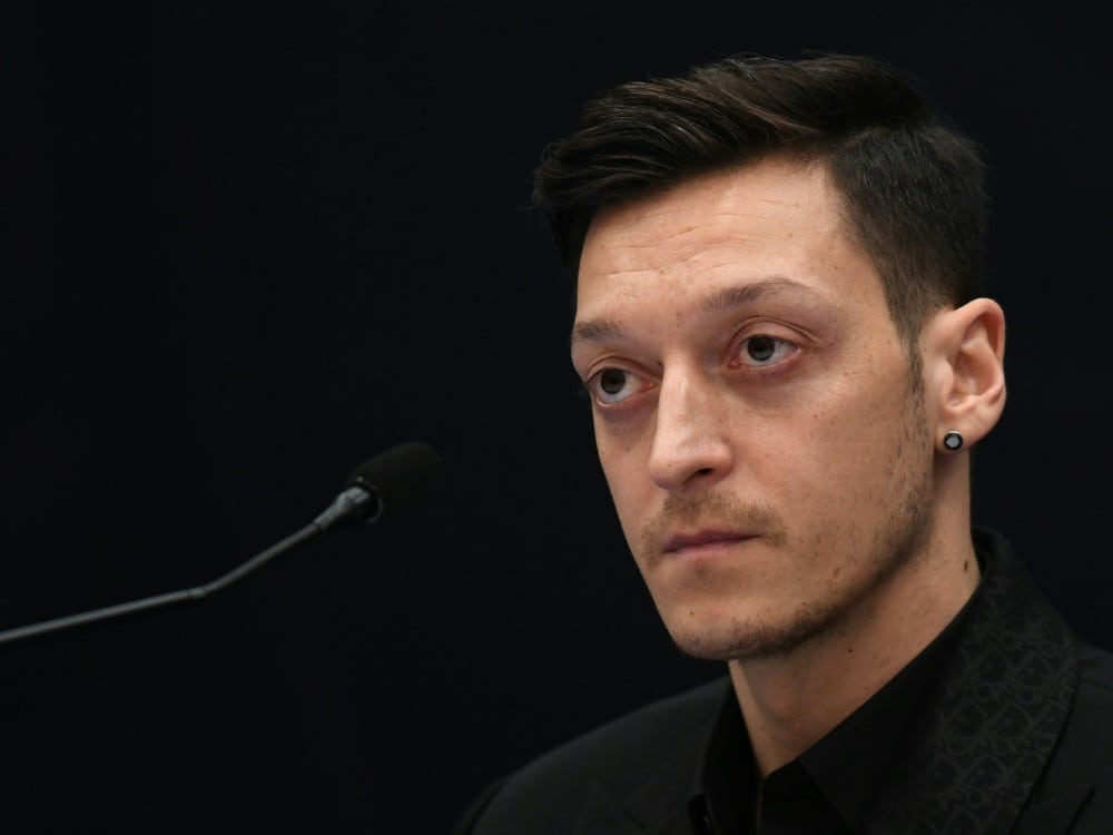 Mesut Özil hat seine Rücken-OP gut überstanden (© AFP/SID/OZAN KOSE)