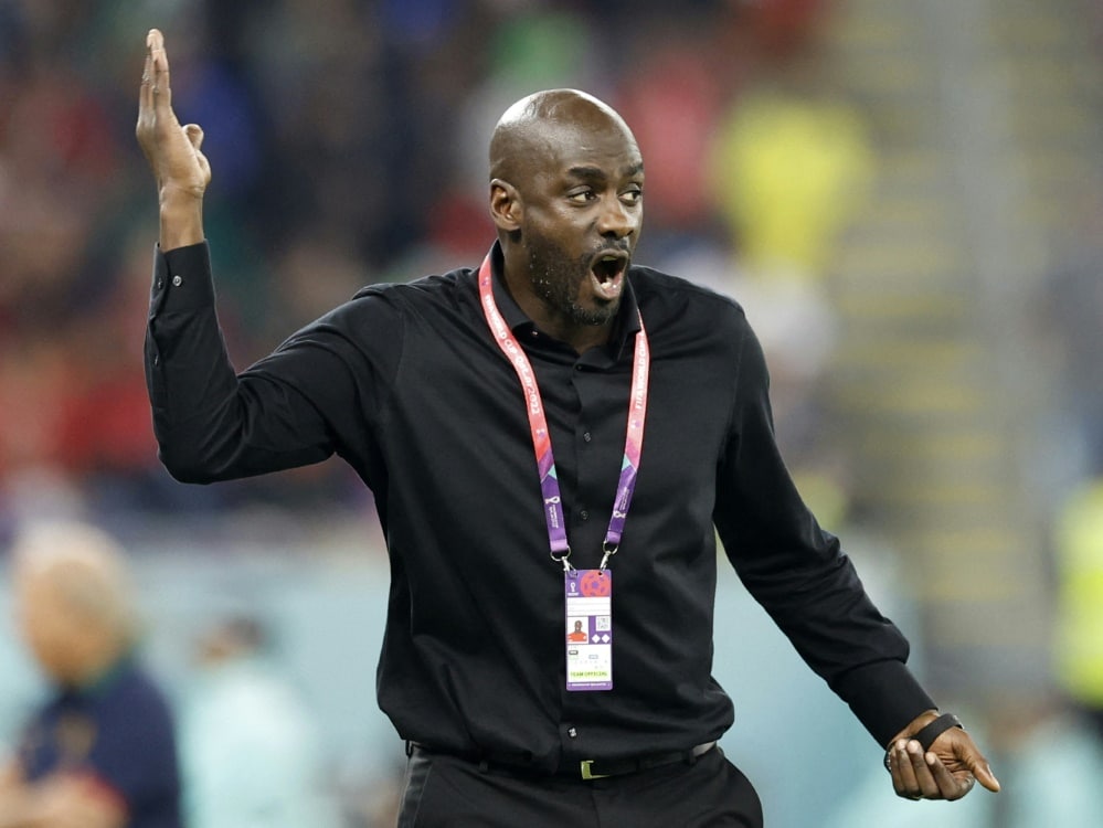 Ghanas Trainer Addo kritisiert den Referee (© AFP/SID/KHALED DESOUKI)