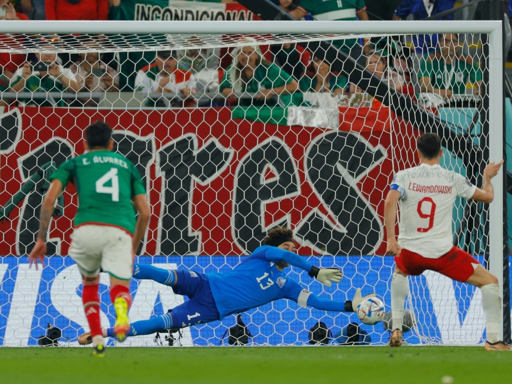 Lewandowski scheiterte gegen Mexiko vom Elfmeterpunkt (© AFP/SID/ODD ANDERSEN)