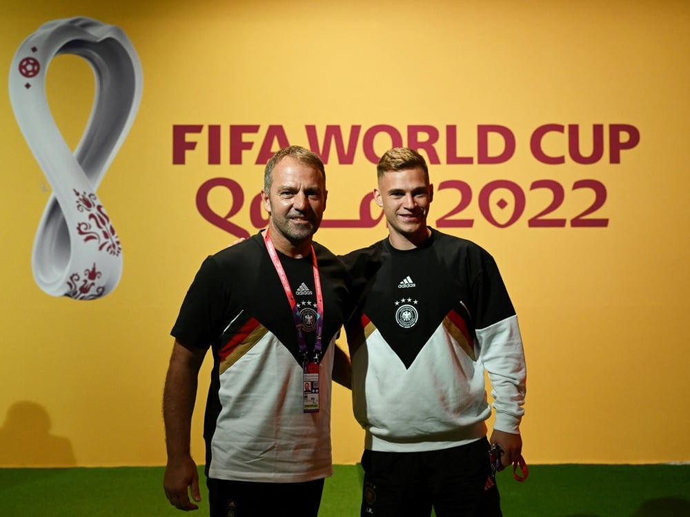 Nationaltrainer Hansi Flick und Joshua Kimmich (© AFP/SID/INA FASSBENDER)