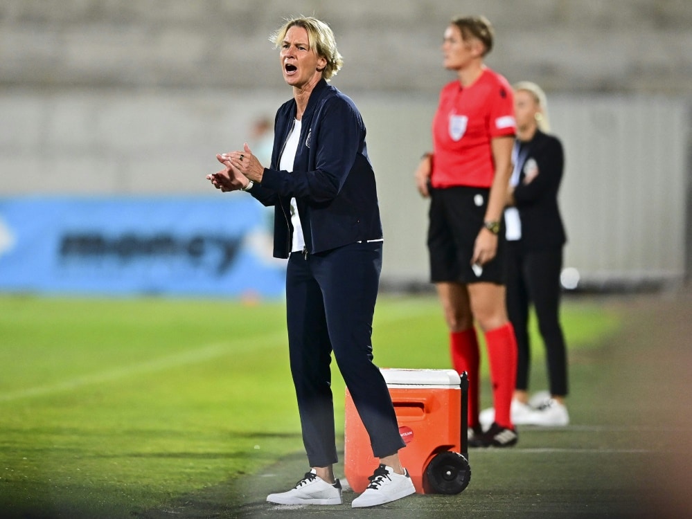 Zuversichtlich ins WM-Jahr: Martina Voss-Tecklenburg (© AFP/SID/NIKOLAY DOYCHINOV)