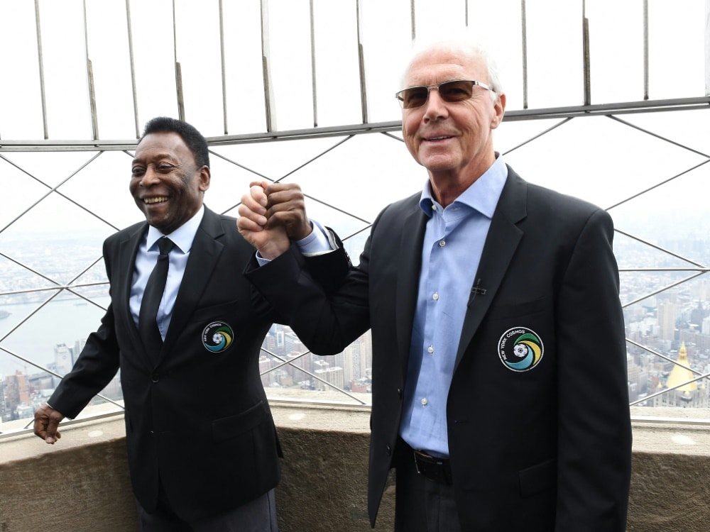Beckenbauer (r.) und Pele spielten gemeinsam in New York (© AFP/SID/TIMOTHY A. CLARY)