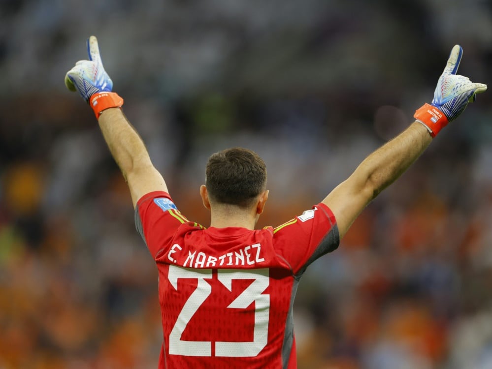 Emiliano Martinez wird zum Helden im Elfmeterschießen (© AFP/SID/ODD ANDERSEN)