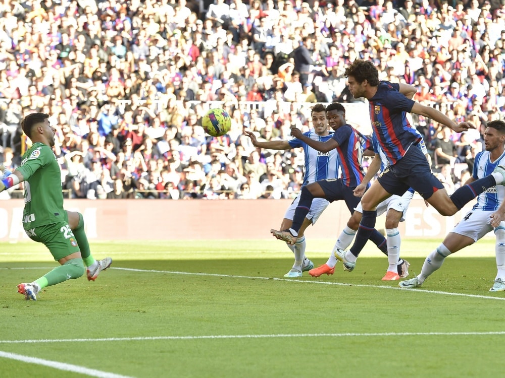 Marcos Alonso trifft für den FC Barcelona (© AFP/SID/PAU BARRENA)