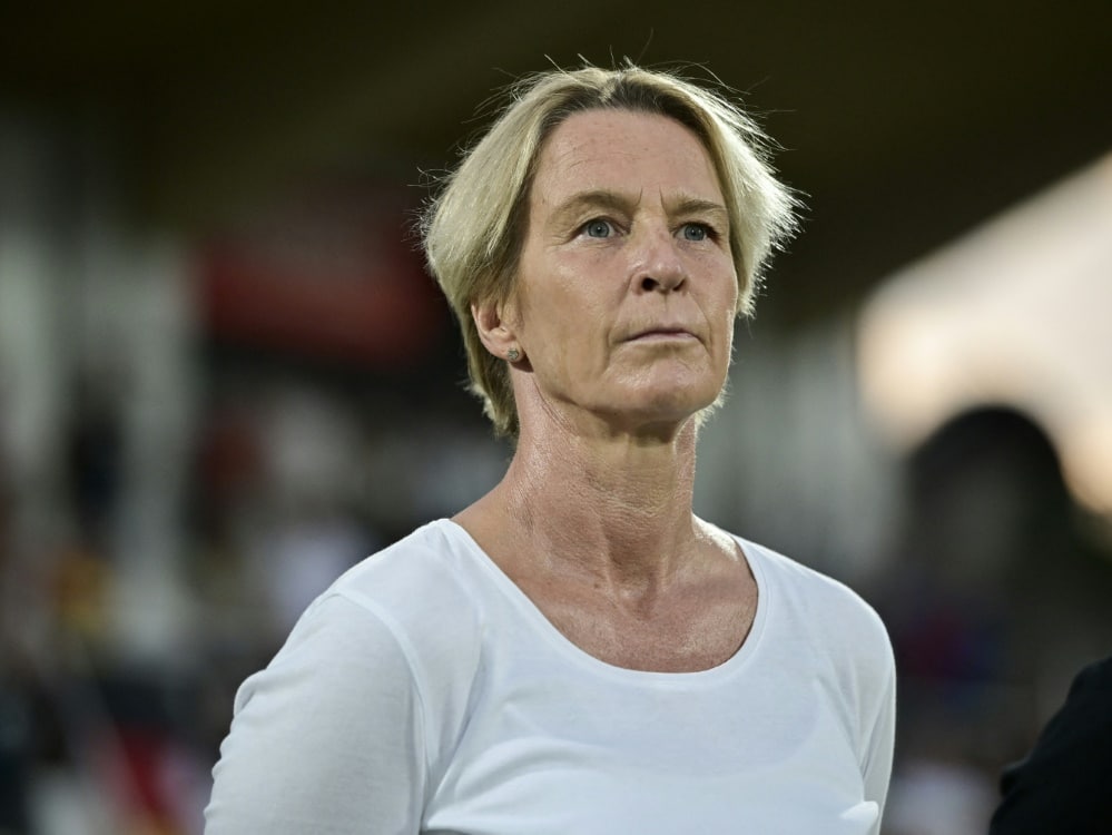 Voss-Tecklenburg darf wohl nur 23 Spielerinnen mitnehmen (© AFP/SID/NIKOLAY DOYCHINOV)