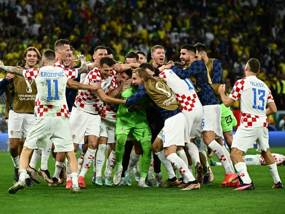 Kroatien bejubelt den Sieg gegen Brasilien (© AFP/SID/JEWEL SAMAD)