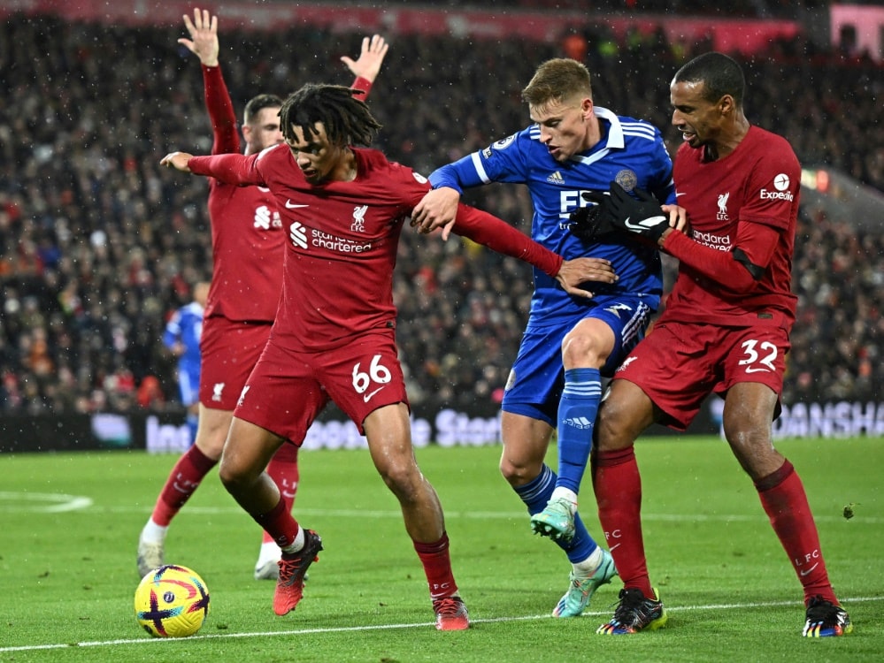 Liverpool siegt durch zwei Eigentore von Leicester (© AFP/SID/OLI SCARFF)
