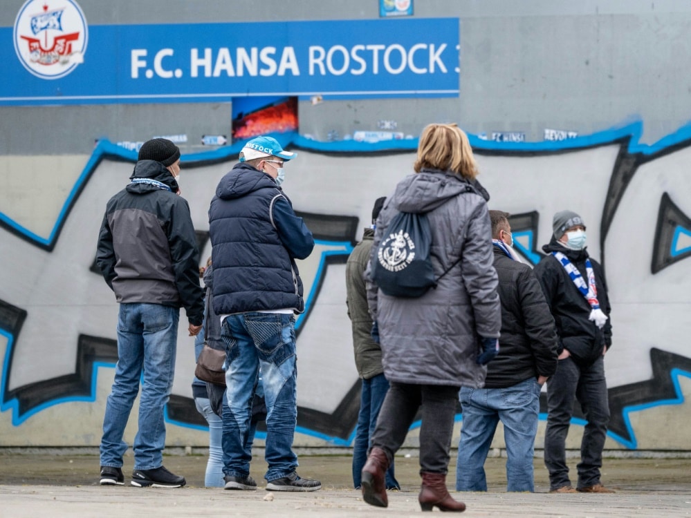 Hansa Rostock setzt ein Zeichen für den Umweltschutz (© AFP/SID/AXEL HEIMKEN)
