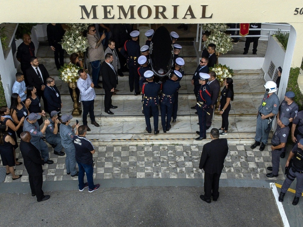 Pele wird in Santos beigesetzt (© AFP/SID/MIGUEL SCHINCARIOL)