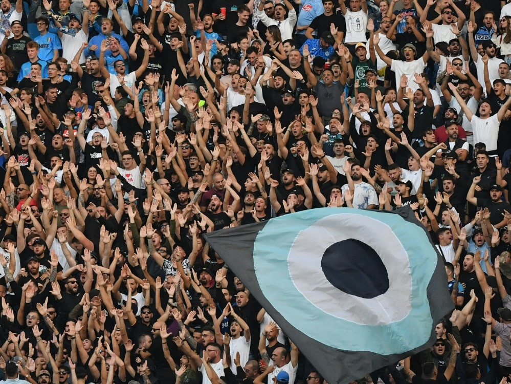 Ungefähr 3000 Napoli-Fans reisen nach Frankfurt (© AFP/SID/TIZIANA FABI)