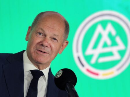 Bild: Kanzler Scholz besucht das Frauen-Länderspiel (© AFP/SID/DANIEL ROLAND)