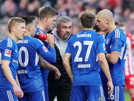 Bild: Schalke geht mit Personalproblemen ins Kellerduell (© FIRO/FIRO/SID/)
