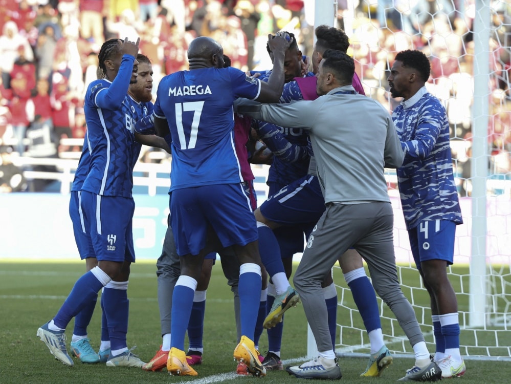 Die Spieler von Al-Hilal feiern Einzug ins Halbfinale (© AFP/SID/FADEL SENNA)