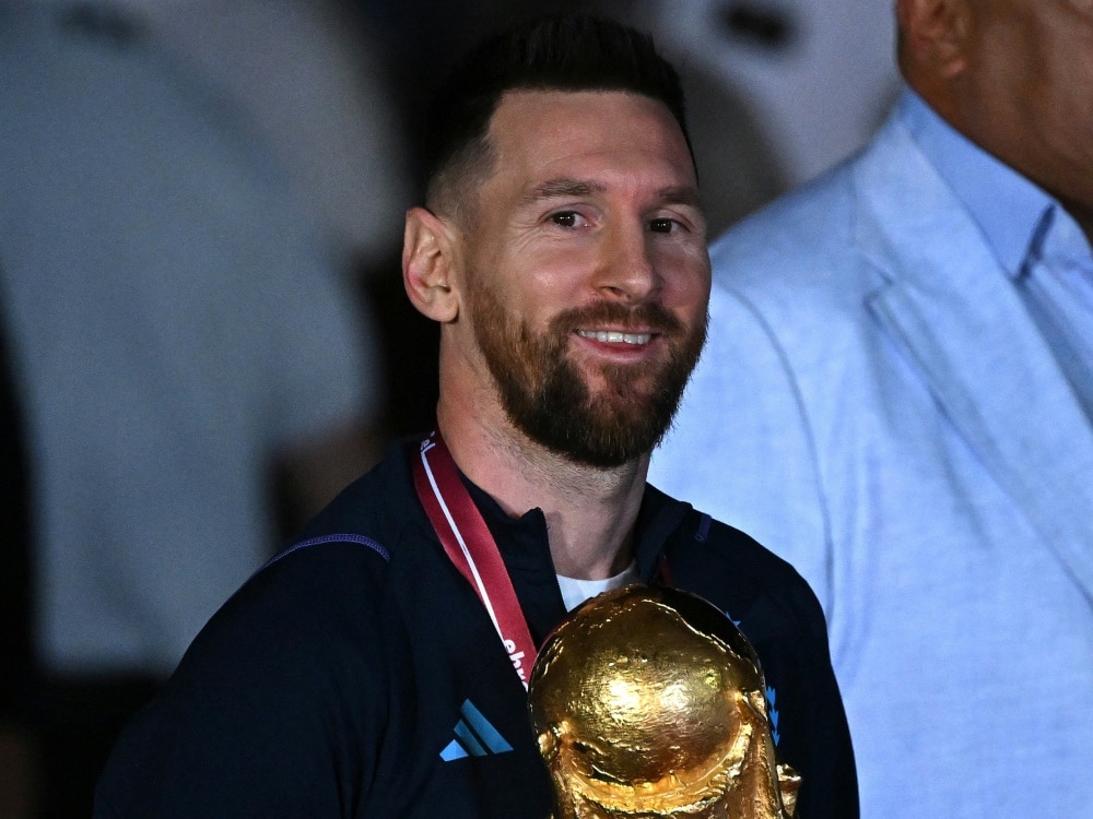 Stolzer Weltmeister: Lionel Messi (© AFP/SID/LUIS ROBAYO)