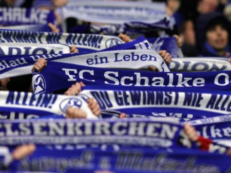 Bild: Schalker Fans vor Abreise nach Berlin angegriffen (© FIRO/FIRO/SID/)