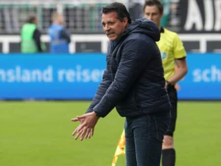 Bild: Alois Schwartz mit dem SVS chancenlos gegen Karlsruhe (© FIRO/FIRO/SID/)
