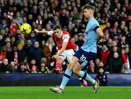 Bild: Arsenal nur 1:1 - Trossard (l.) trifft für die Gunners (© AFP/SID/JUSTIN TALLIS)
