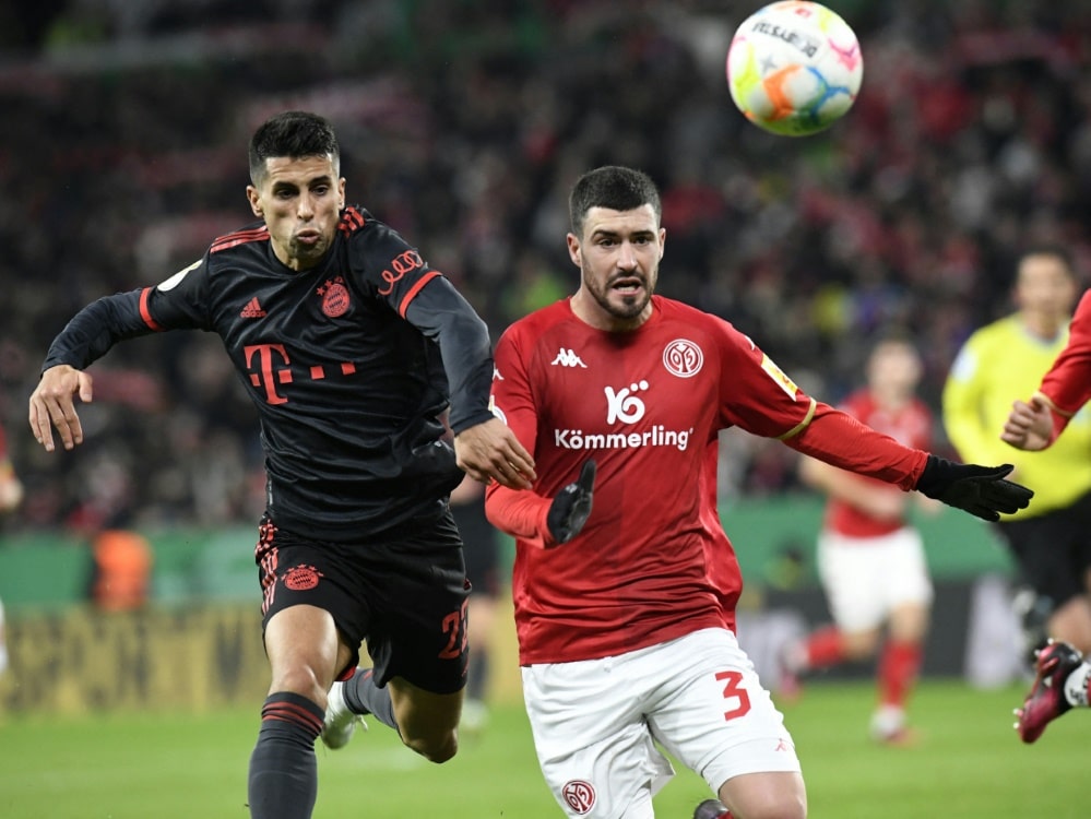 Cancelo-Debüt geglückt - Bayern im Viertelfinale (© AFP/SID/THOMAS KIENZLE)