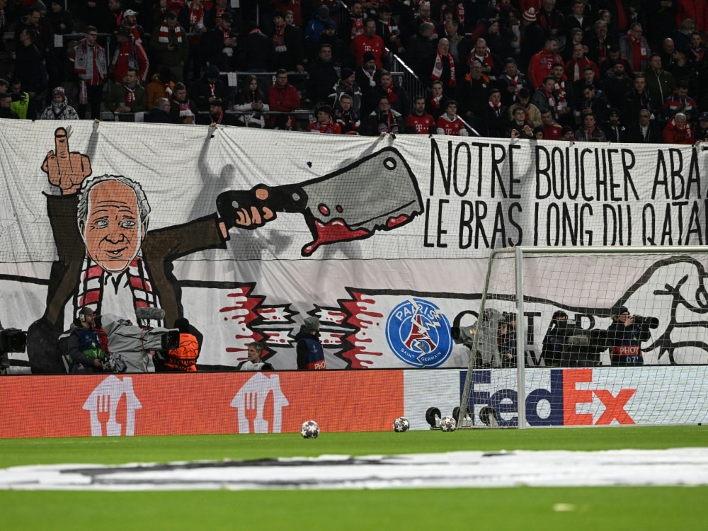 Bild: FCB-Fans mit einem Zeichen gegen PSG (© AFP/SID/CHRISTOF STACHE)