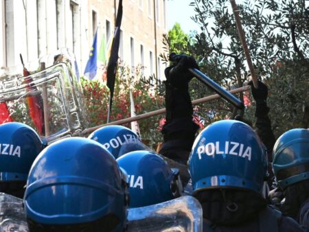 Bild: In Neapel kam es zu Ausschreitungen (© AFP/SID/ANDREAS SOLARO)