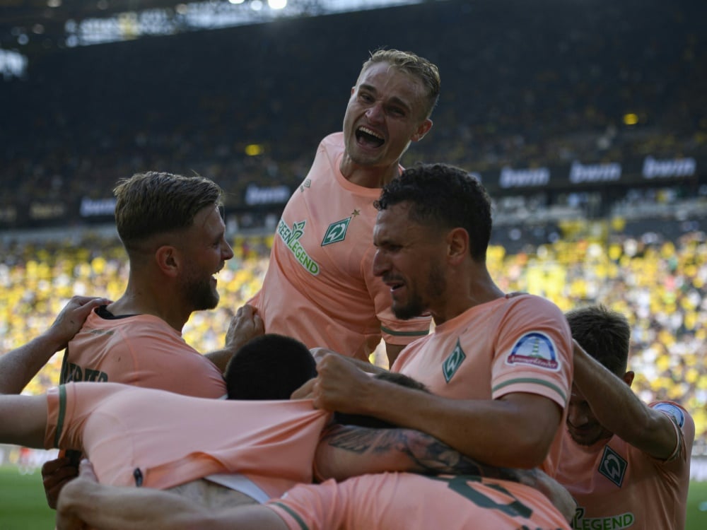 Bild: Werder-Profis feiern Siege auch mit ihren Kindern (© AFP/SID/SASCHA SCHUERMANN)