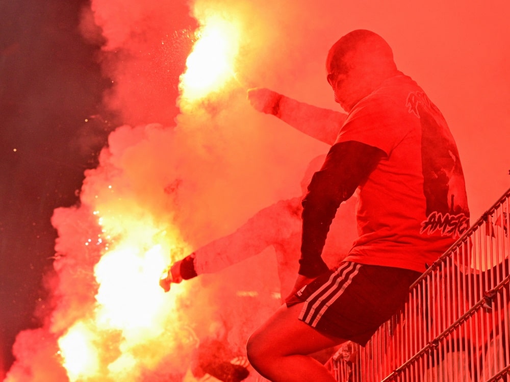 Bild: Union-Anhänger hatten Pyro abgebrannt (© AFP/SID/JOHN MACDOUGALL)