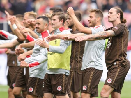 Bild: Eindrucksvoller Auftritt von St. Pauli (© FIRO/FIRO/SID/)