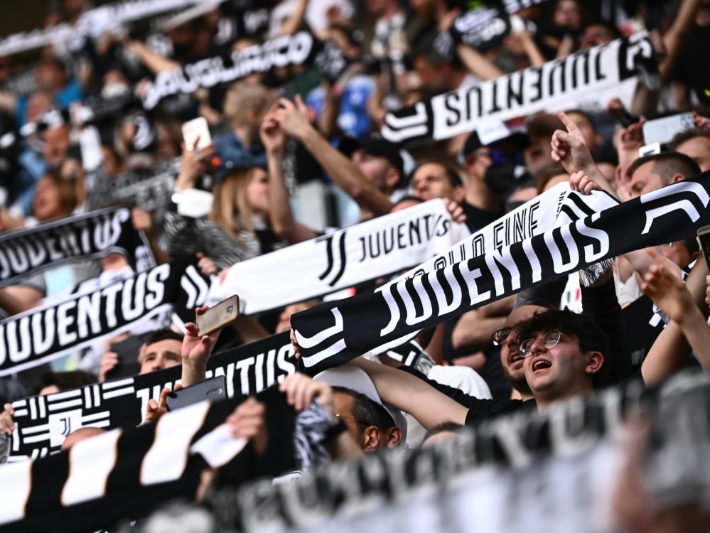 Juve-Fans dürfen sich demnächst über Vereins-Bier freuen (© AFP/SID/MARCO BERTORELLO)