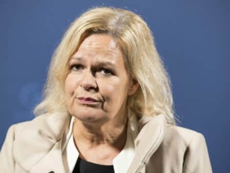 Bild: Faeser kritisiert das Auftreten der Frankfurter Fans (© AFP/SID/HANNES P ALBERT)