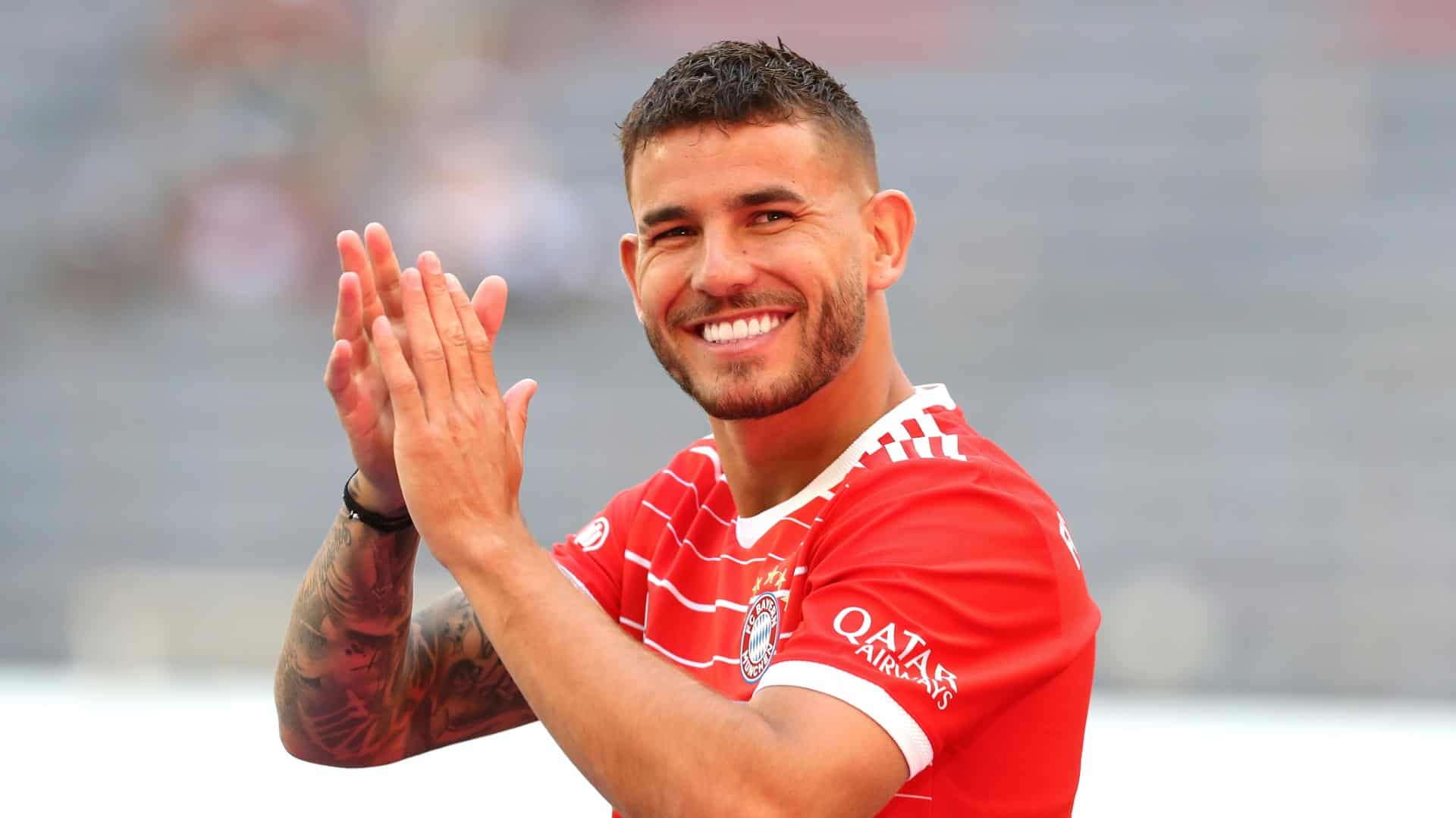 FC Bayern Hernandez trainiert erstmals wieder mit Ball