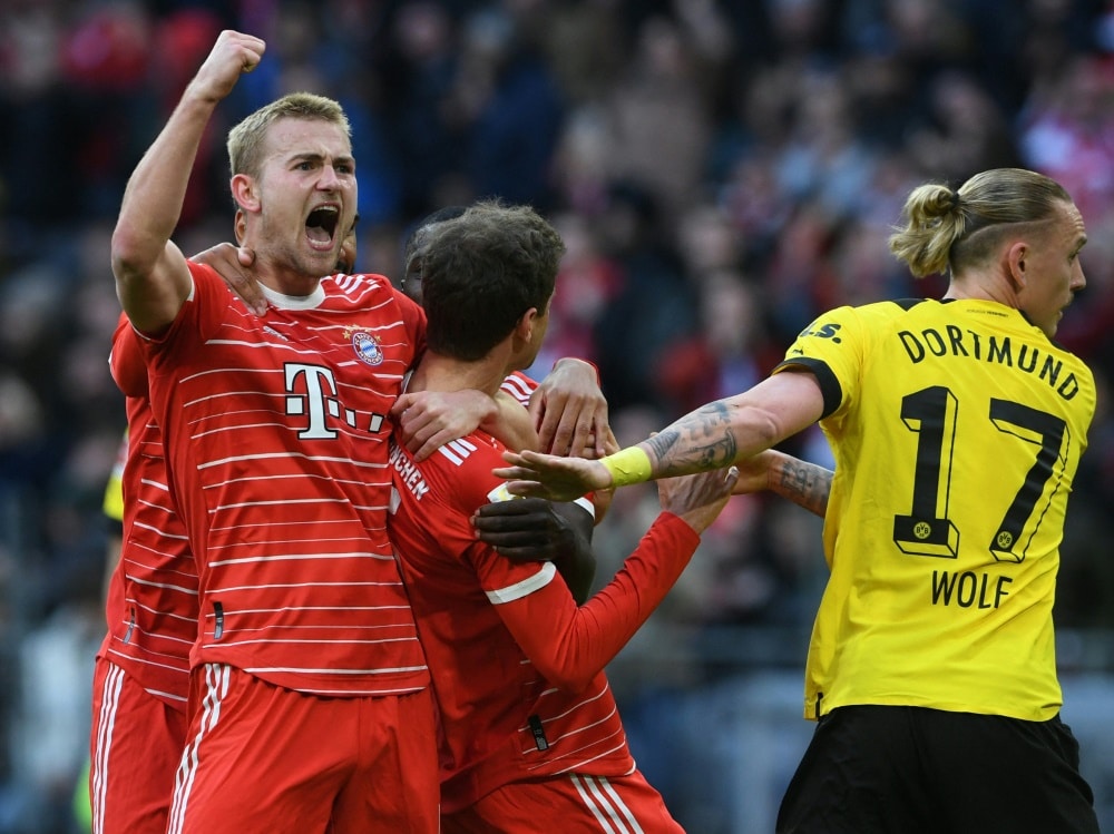 Bild: Bundesliga-Topspiel: Bayern schlägt Dortmund mit 4:2 (© AFP/SID/CHRISTOF STACHE)