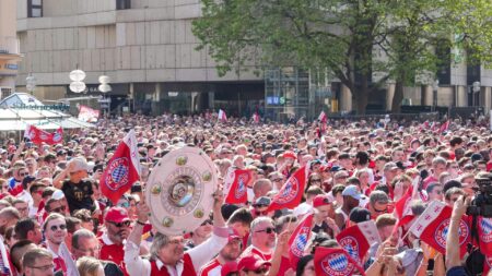 Bild: Münchner Fans bei der Meisterfeier auf dem Marienplatz (© IMAGO/Eibner-Pressefoto/Johann Medvey/SID/IMAGO/Eibner-Pressefoto/Johann Medvey)