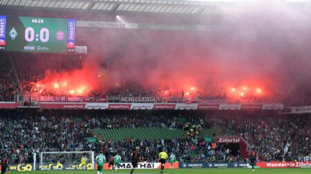 Bild: Bayern-Ultras zündeten beim Spiel in Bremen Pyrotechnik (© IMAGO/Weis/TEAM2sportphoto/SID/)