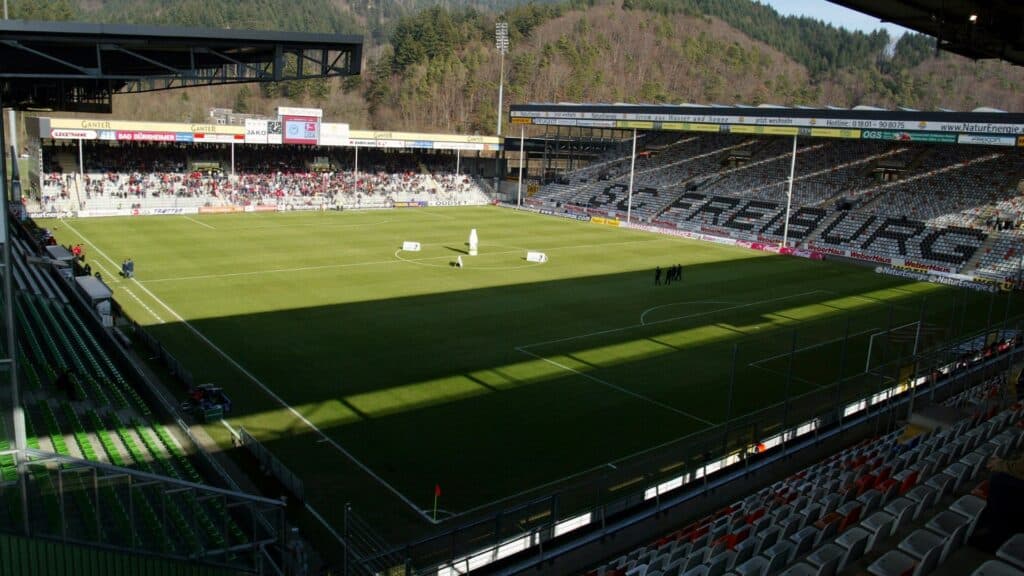 DFBPokal Freiburg zu Gast im Dreisamstadion