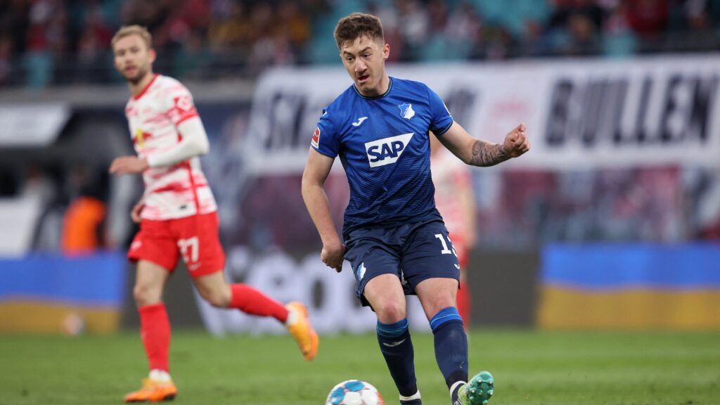Bild: Angelo Stiller steht vor seinem Debüt beim VfB Stuttgart (© AFP/SID/RONNY HARTMANN)