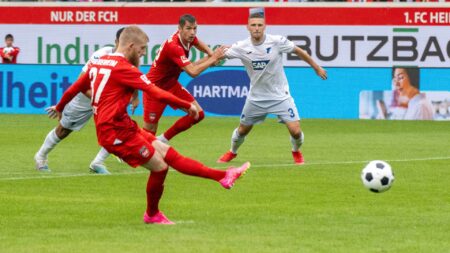 Bild: Jan-Niklas Beste vergibt Strafstoß gegen Oliver Baumann (© IMAGO/Hartenfelser/SID/IMAGO/Peter Hartenfelser)