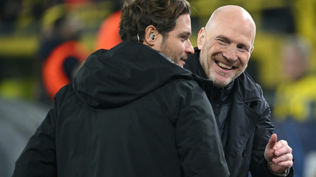 Bild: Sammer (r.) kritisiert Entwicklung im deutschen Fußball (© AFP/SID/INA FASSBENDER)