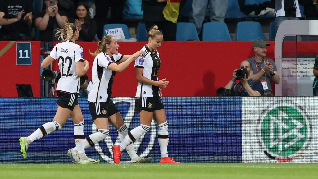 Foto: Deutschland gewinnt 4:0 gegen Island © FIRO/SID
